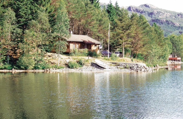 Awesome home in Vikeså