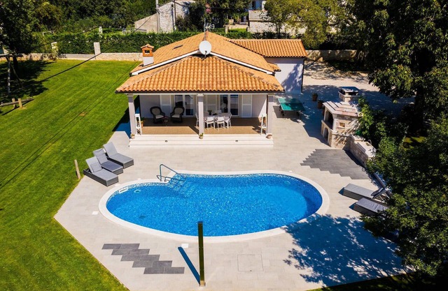 Awesome home in Zminj
