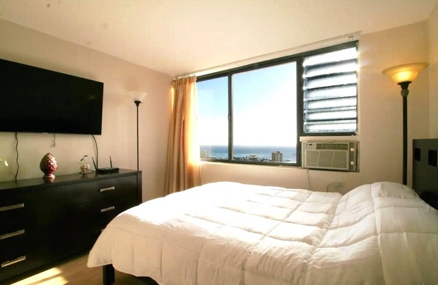 Awesome Ocean View Studio 34th Floor Near Everything in Waikiki !