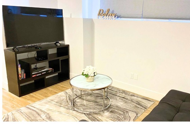 Awesome suite in Riverview. Few minutes walk to Mill Creek Trail Park!