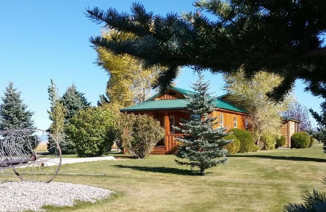 AWESOME Value, Clean cozy & quiet cabin, close to Beaverhead River, Great Views!