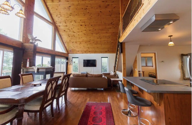★ Awesome Waterfront Cottage ~ 4 BR ~ Near Prince Edward County & Wine Region
