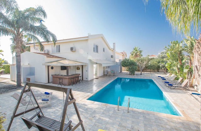 Ayia Napa Holiday Villa AT26 - a villa that sleeps 10 guests in 4 bedrooms