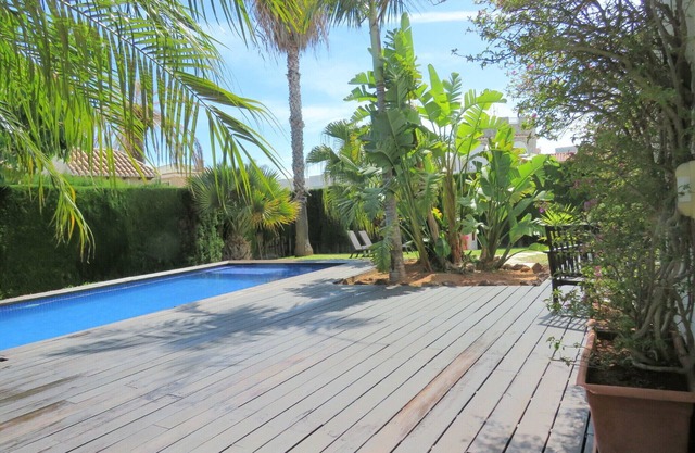 AZAHAR House. COSTA VALENCIANA, COSTA BLANCA. Garden, swimming pool, beach.