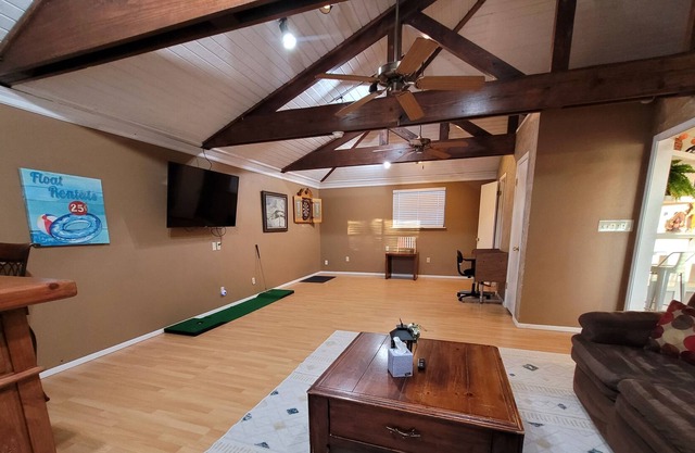 Azle Farm Stay - Donkeys Included!