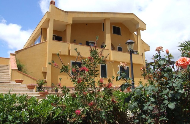 B & B S. ELIA room RIVIERA: LOVELY VILLA SURROUNDED IN HISTORICAL PARK DUBINI