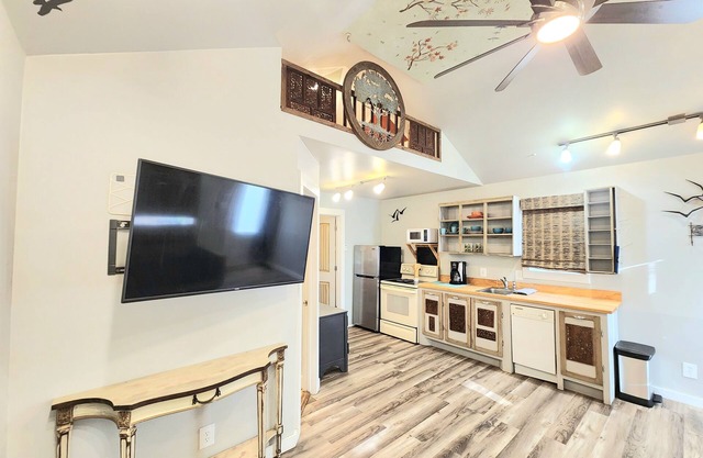 B Cozy Private One Bedroom home with great space for solo or couples!