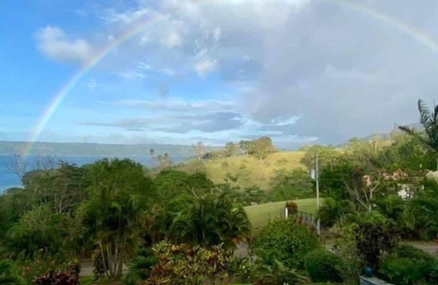 B Happy Amazing 2nd floor Apt - Views Galore!