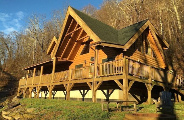 BABY BEAR’S CABIN, REAL LOG CABIN, SPECTACULAR VIEWS, HOT TUB, FIRE PIT
