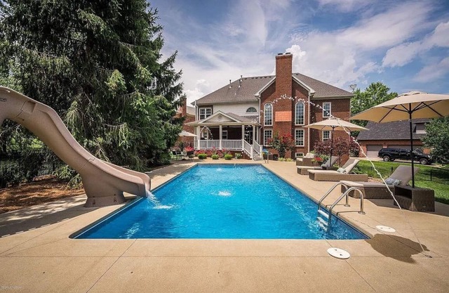 Backyard oasis with 5 beds/5 full en suite baths and dream kitchen