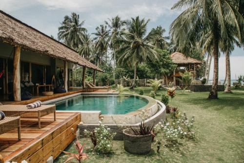 Baha Baha Villa Sailo Hts Mentawai Hollow Trees