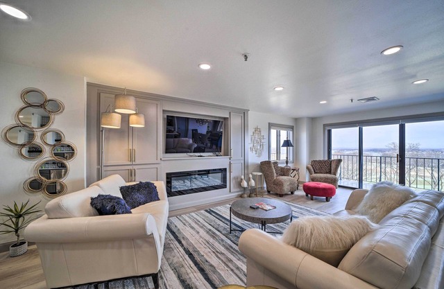 Balcony & Lake View: Modern Condo in Monkey Island