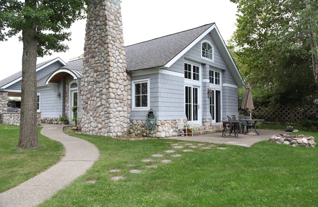 Ball Guest Cottage on Lake Maxinkuckee discounts for Culver Winter rentals