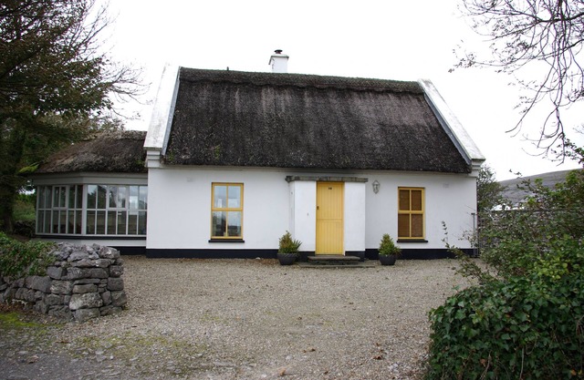 Ballyvaughan Cottage No 14 - a bungalow that sleeps 7 guests in 3 bedrooms