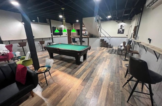 Bar, pool table, dart board and 2 bedrooms, what else do you need?
