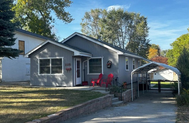 Barb’s Cozy Home with Office and Covered Parking!