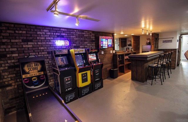Barcade and rope swing bar, 5 minutes from The Avalon Grand Resort and Golf!