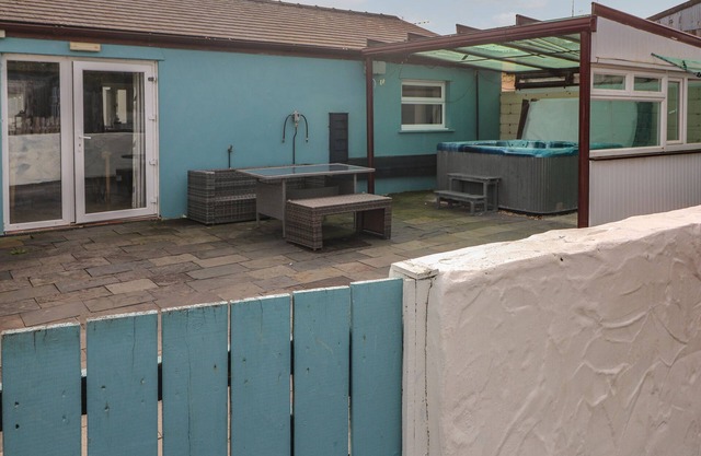 BARN COTTAGE, pet friendly, with hot tub in Laugharne