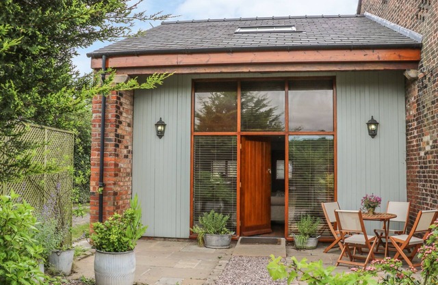 BARN OWL COTTAGE AT CROOK HALL FARM, family friendly in Bispham Green