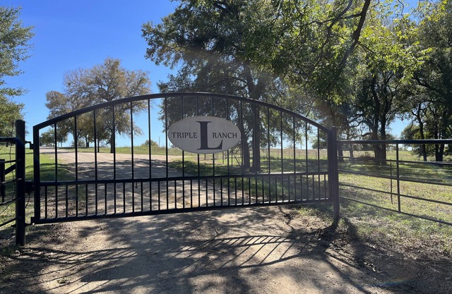 Barndominium located just 20 minutes from the heart of downtown Waxahachie,TX.