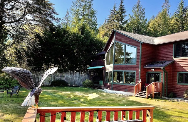 Barrel sauna, two plug-play hot tubs ,pool table Mt View private trail to river