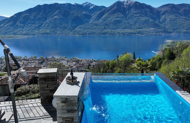 Barrier-free house with Jacuzzi, glass pool, PW charging station - dogs allowed!
