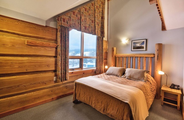 Basecamp Lodge Golden | Family Room