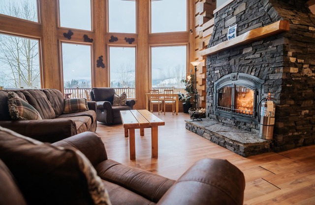 Basecamp Lodge Golden | Queen Suite Room