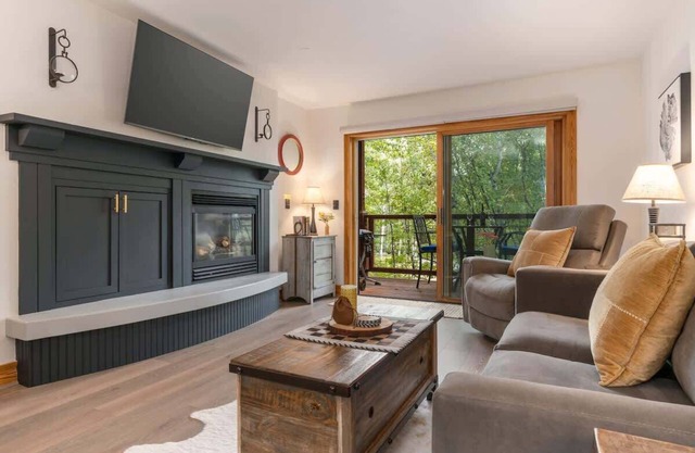 Basecamp Stays: Upscale Couple's Getaway, Hot Tubs