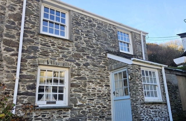 Bay Cottage - a cottage that sleeps 6 guests in 3 bedrooms