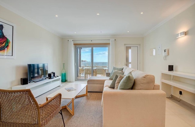 Bay H Modern townhouse very central, fabulous sea views!