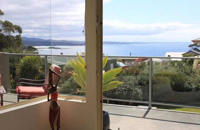BAY OF FIRES VISTA Boutique Accommodation at Binalong Bay - indoor spa bath