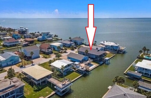 Bay View & Canal Home in Sea Isle,sleeps 11, 1/2 mile to beach/restaurant/marina