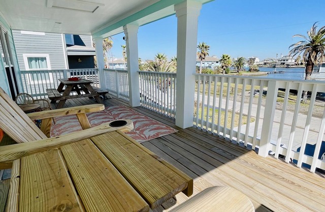 Bay views Cottage w/private suite, 4 min from beach and Moody Gardens