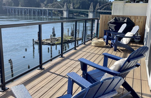 Bay Window -incredible river views- Old Town- new deck! Lots of stairs.