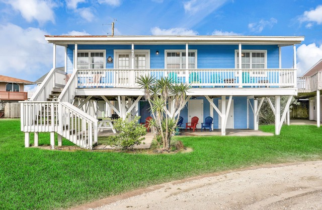 Bayfront dog-friendly home w/water views and dock access