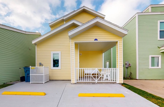 Bayfront Getaway w/ Fast WiFi, Front & Back Patios plus Shared Pool & Hot Tub