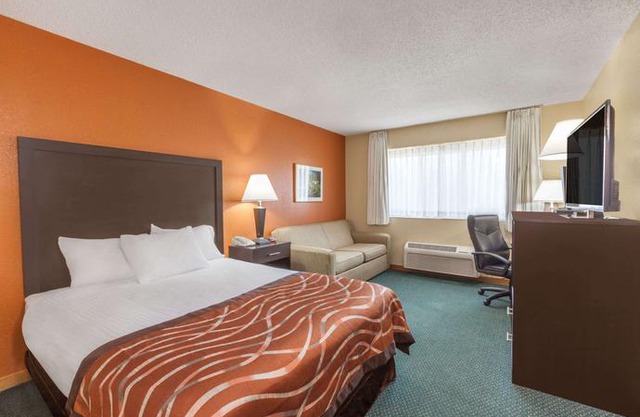 Baymont Inn and Suites Midland