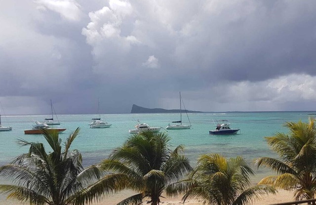 Beach Access .floating net bed. Private Pool. Gym. Large BBQ Terrace.