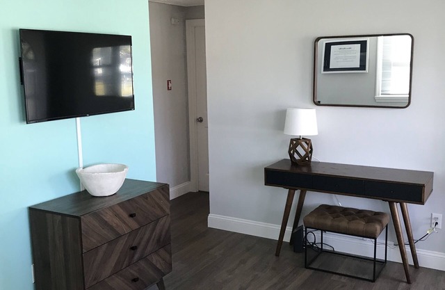 Beach Bliss: 3 Roku Smart TV's, WIFI, Only Blocks From The Bay