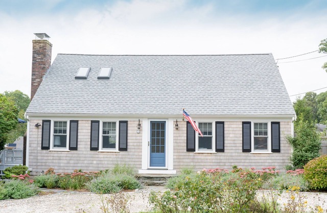 Beach Cottage 4BD/2BATH (2,138 sqft)