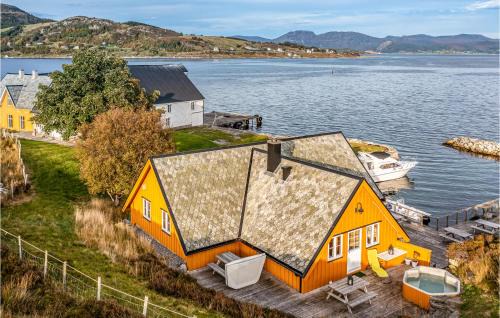 Beach Front Home In Kvamsøy