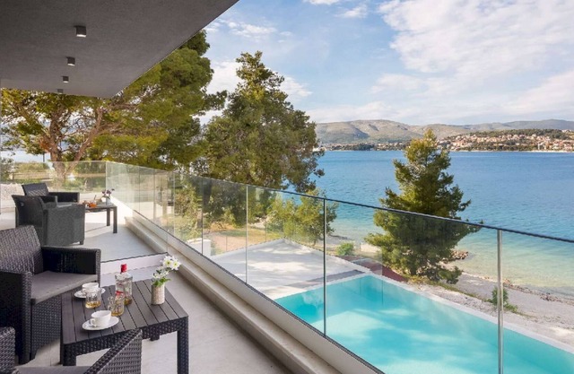 Beach Front Villa Okrug Gornji