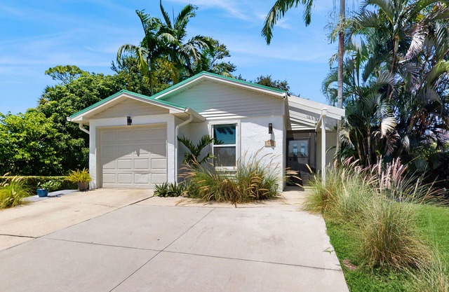 Beach home with outdoor sundeck, hot tub, enclosed yard & patio