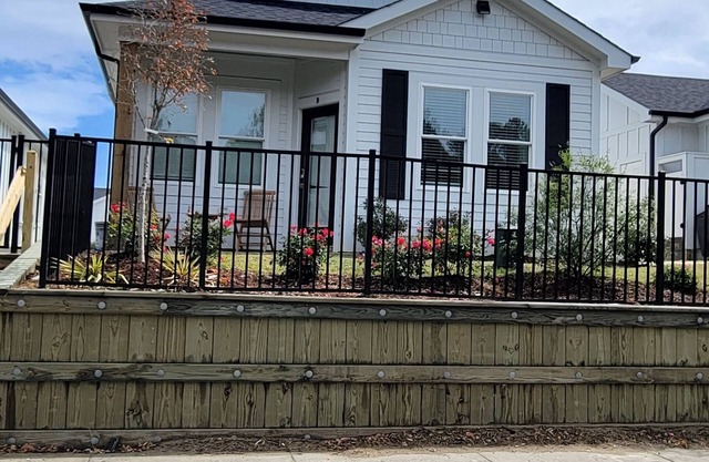 Beach Paradise: 5-min walk to beach & directly across from Currituck Lighthouse!