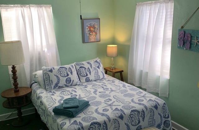 Beach Side Studio #1 - Pet Friendly, WiFi, Off-Street Parking, Large Smart TV