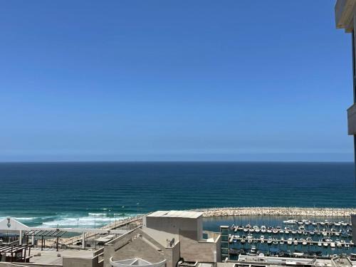 Beach Suite Israel - 12th Floor Marina & Beach Views 3 Bedrooms ביץ סוייט ישראל של אשקלון - דירת נופש קומה 12 נוף מאלף למרינה וים, 3 חדרי שינה