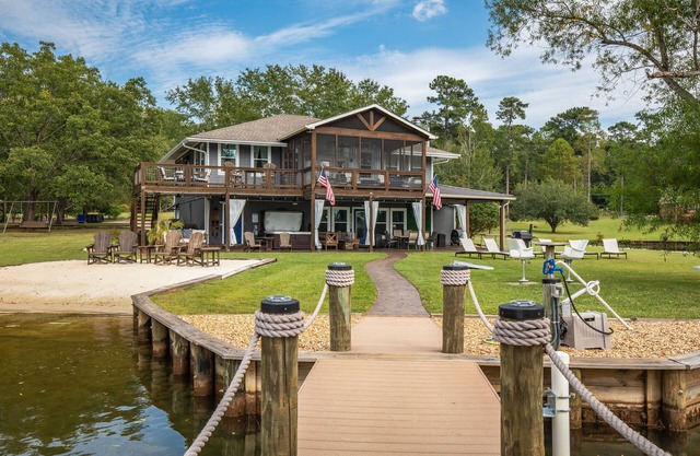 BEACH, SUNSETS, HOT TUB, FIREPIT, BOAT RAMP, FLAT LOT, PARKING, WE HAVE IT ALL