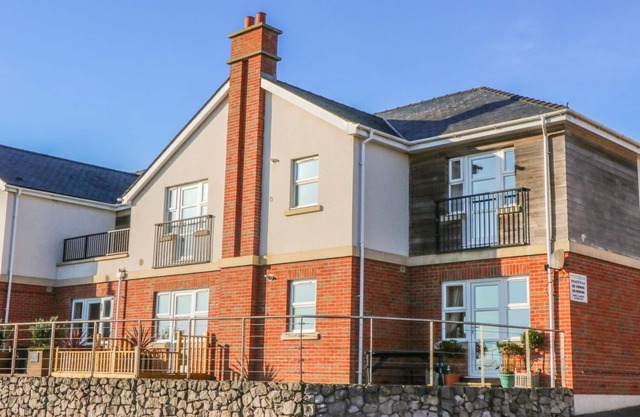 BEACH VIEW, pet friendly, country holiday cottage in Benllech