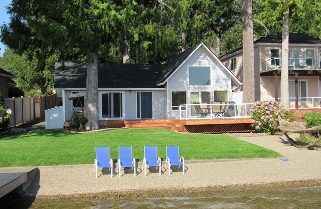 Beachfront cottage on picturesque Mason Lake